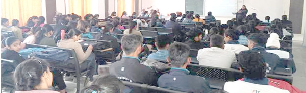 आशुभाषण प्रतियोगिता में छात्राओं ने तत्काल दिए टाॅपिक पर प्रस्तुत किए विचार