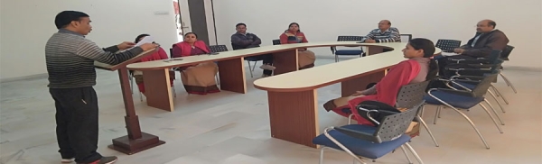 जैन विश्वभारती संस्थान में शिक्षा विभाग में आयोजित पुस्तक समीक्षा कार्यक्रम के अन्तर्गत आचार्य महाप्रज्ञ लिखित पुस्तक &lsquo;&lsquo; पहला सुख निरोगी काया&rsquo;&rsquo; की समीक्षा प्रस्तुत